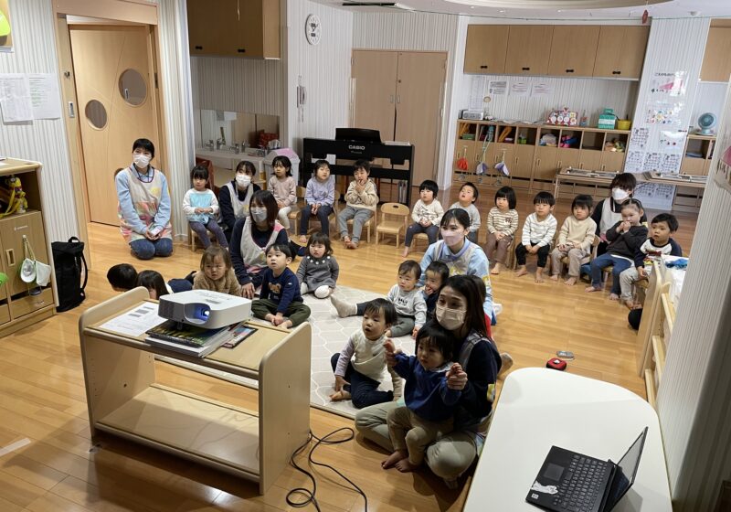 オンラインで大阪こども専門学校の保育発表会を観ました。学生さんの劇を見て喜んでいました。