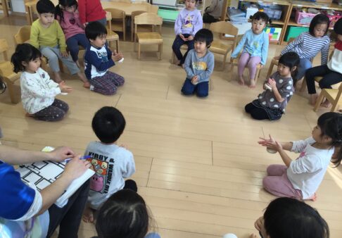 ３歳児クラス　「こま回し大会（予選～本選）