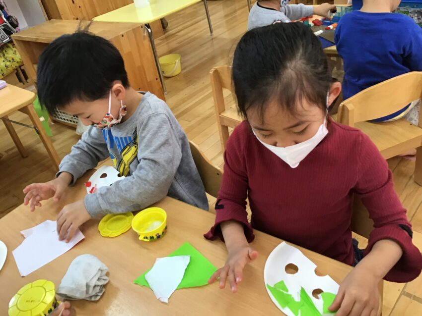 明日は節分。
今日は４歳児さんが鬼のお面を作りました。
「何色の鬼がいいかな・・？」
と考えながら自分がイメージした色の紙をちぎって、貼っていきます。