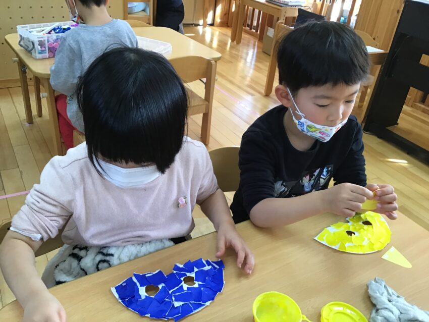 ちぎった紙に１枚１枚糊を付けて貼っていくのは集中力も必要。
黙々と貼っていく姿に成長を感じます。