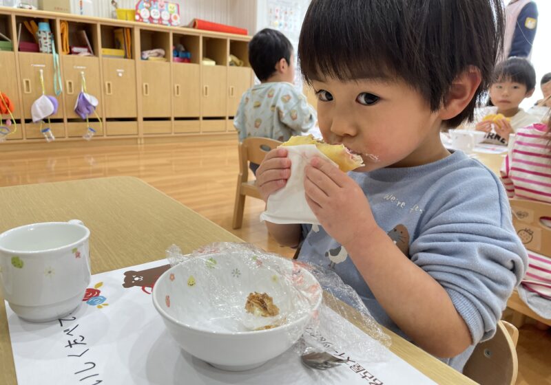 おやつの時間に自分でつくったクレープを食べました。