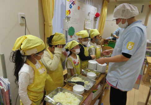 5歳児クラスくじら組　「配膳体験」