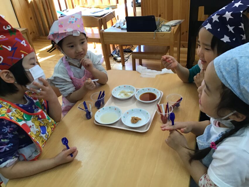 今日は食育で4歳児さんが調味料の味比べと赤カブの酢漬けを作りました。<br />
調味料本来の味を感じながら「酸っぱいね！」「甘いよ？」<br />
と様々な発見を楽しみました♪<br />
