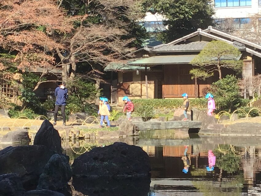 今日は3歳児さんが靖国神社へお散歩に行きました。<br />
春は桜が綺麗ですが、まだまだ蕾。<br />
冬の景色を楽しみながら池を覗き込む子どもたち。