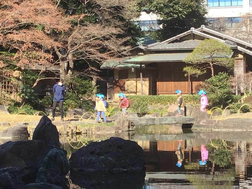 今日は3歳児さんが靖国神社へお散歩に行きました。
春は桜が綺麗ですが、まだまだ蕾。
冬の景色を楽しみながら池を覗き込む子どもたち。