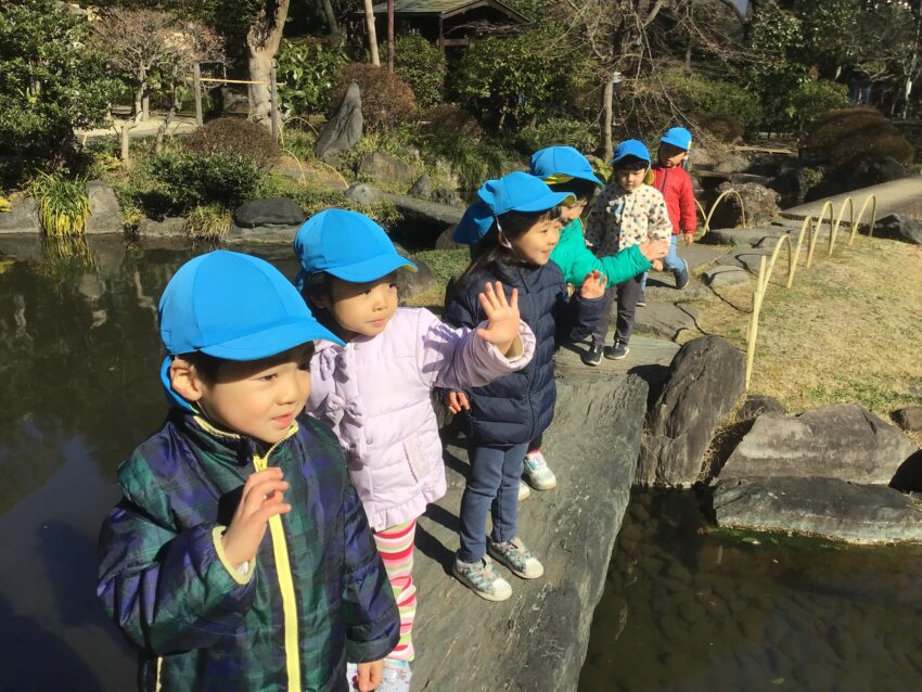 池には鯉がいて色や模様の違いも発見できました!
大きな池なので、橋を渡って探検。
小さな頃はこの橋も怖がっていましたが、今はもう大丈夫!
橋を渡ると木や草があって、「これは何かな?」と眺めたり触ったり。
靖国神社の自然に触れて楽しんでいました♪
桜が咲いたらまた訪れたいです🌸