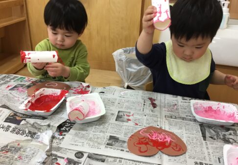 １歳児　そら組「バレンタイン制作をしました♪」
