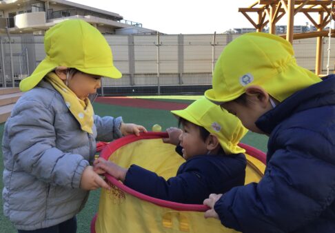 ０歳児〜園庭遊びの様子〜