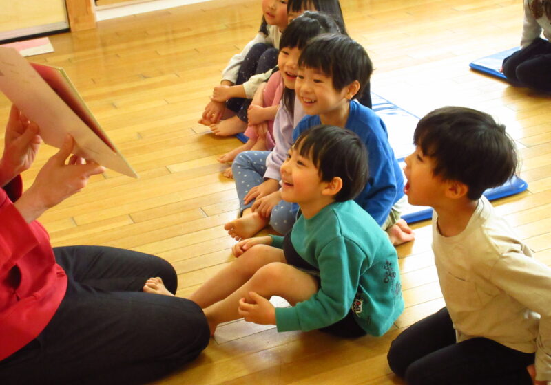 英語の紙芝居が始まるよ～♪