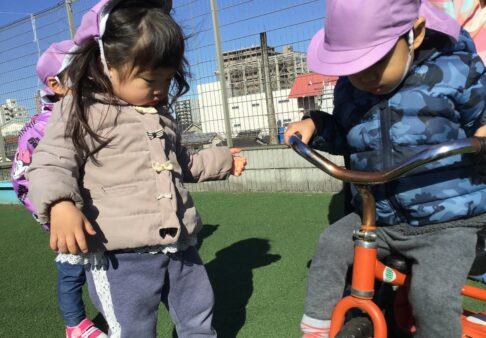1歳児クラスりす組　「屋上あそび」