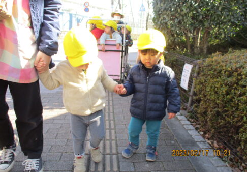手繋ぎ歩き～１歳児～