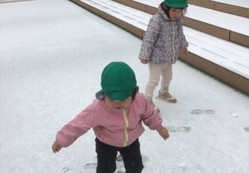 １歳児～雪遊びの様子～