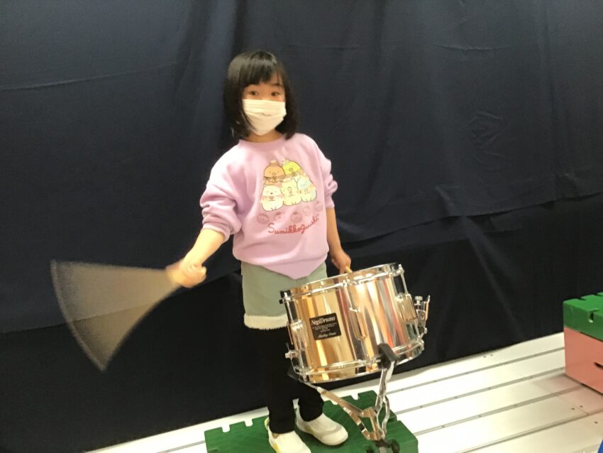 自分だけで楽器の音を楽しむだけではなく、お友だちと一緒に合わせる楽しさも感じています。それぞれの楽器は音も違うし、演奏方法も違います。
でも合わせるととっても素敵な一つの曲になります。
音楽だけではなく、このような経験から子どもたちは協調する心地よさを学び、人間関係でも協力する意味を知っていきます。