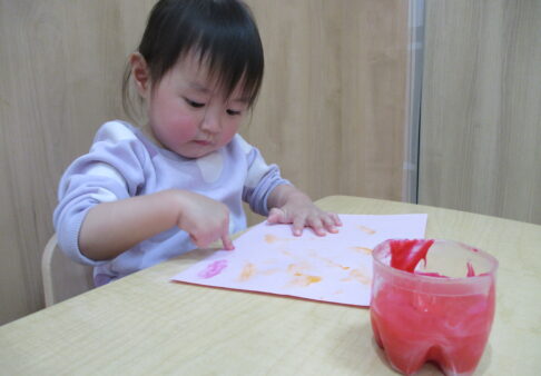 ０歳児　洗濯バサミ遊び＆色糊で遊ぼう！
