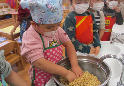 お味噌の仕込み1日目　～4歳児クラス