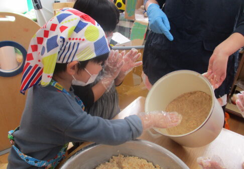 お味噌の仕込み3日目　～4歳児クラス