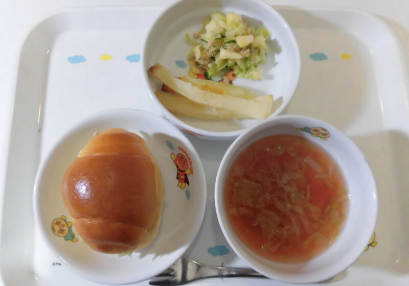 照り焼きチキンバーガー・オーブンポテト・キャベツとツナのサラダ・トマトスープ