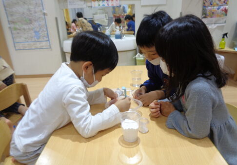 ５歳児くじら組　「実験遊び」