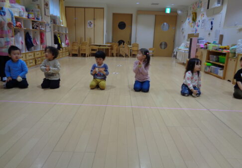 ２歳児ぱんだ組　「こま回し大会！」