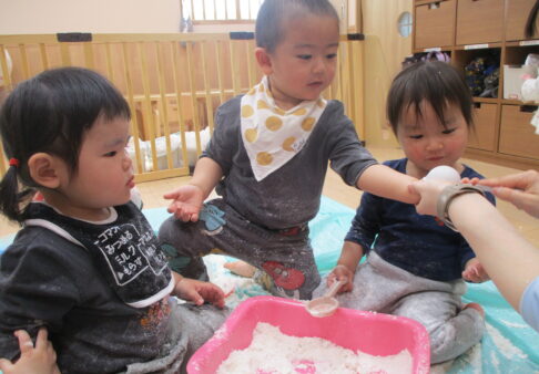 ０歳児 『ムーンサンド』で感触遊び！