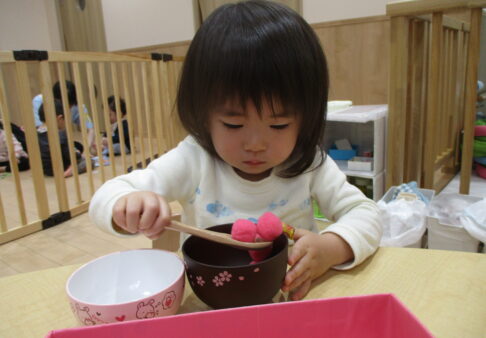 ０歳児　椅子に座って遊ぼう！