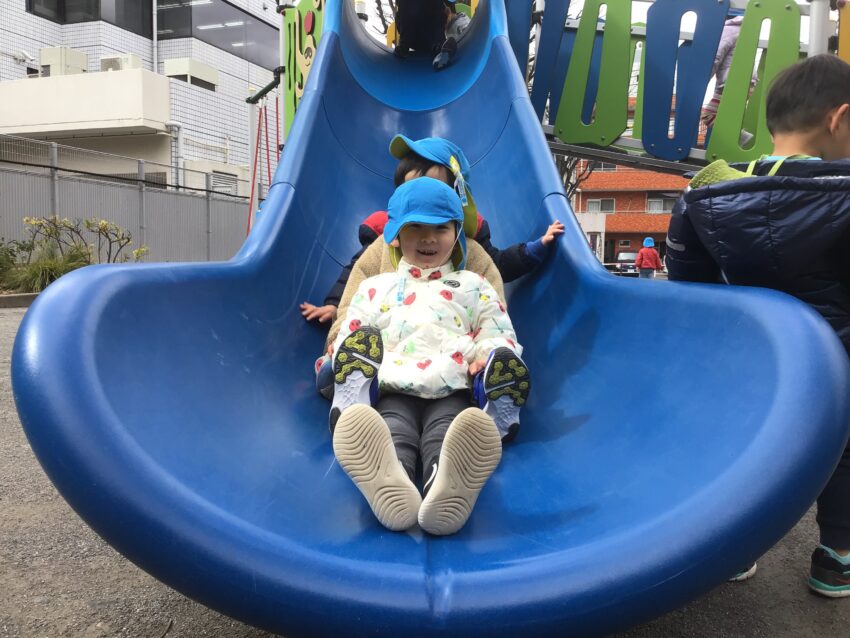 今日もいい天気♪<br />
しっかりと歩けるようになった３歳児さんは色々な公園へ散歩に行けるように<br />
なりました。<br />
今は滑り台でお友だちと一緒に電車ごっこをするのも大好き！