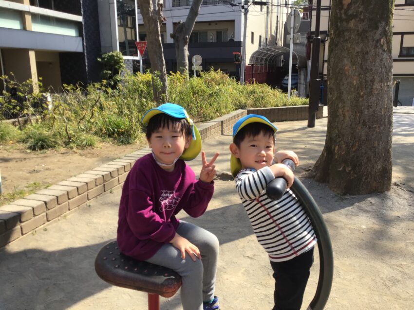 公園には様々な遊具があります。遊具によって体の動かし方が違うので遊びながら運動能力も上がっていきます！