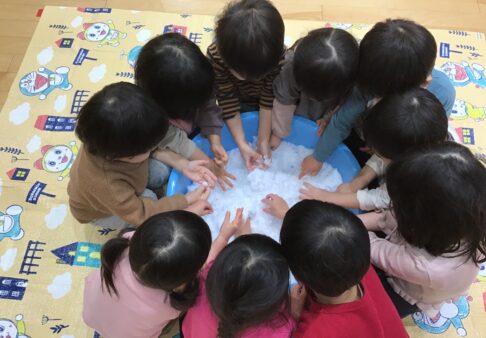 ちゅーりっぷ組(２歳児)の様子《雪遊びと肋木に挑戦☆》
