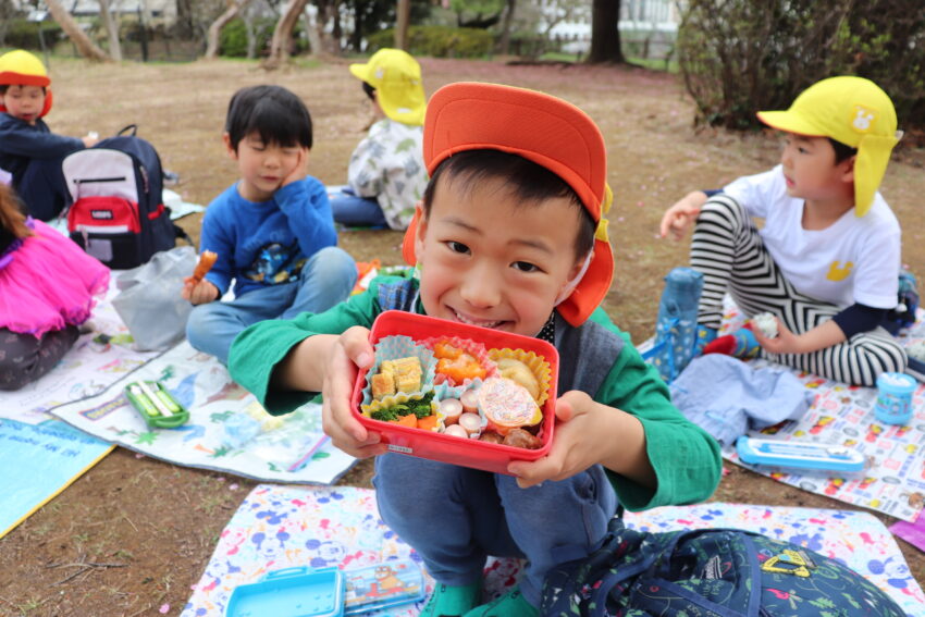 たくさん遊んだ後は近くの北の丸公園でお弁当を食べました。<br />
食べてからはお友だちと思い切り走ったり、自然物で遊んだり。<br />
綺麗な山桜も満開！<br />
一足早いお花見も出来ました♪