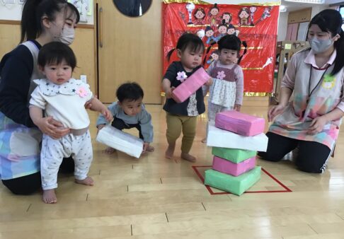 0歳児　にじ組「ひなまつり♪」