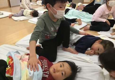 1歳児りす組　「くじら組さんが来てくれたよ！」