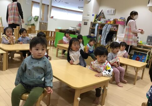 1歳児りす組　「ひな祭り」