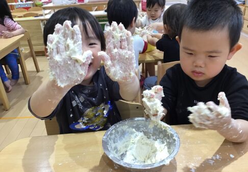 ３歳児うさぎ組　「小麦粉粘土作り」