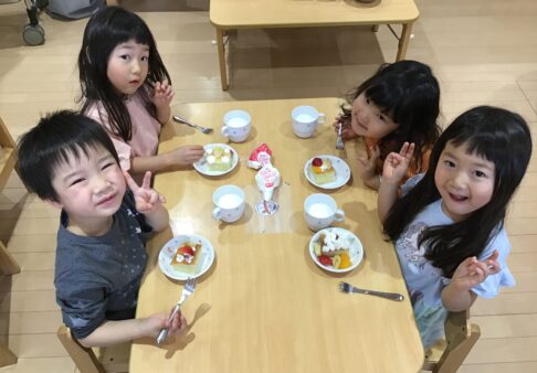 ３歳児うさぎぐみ　「デコレーションケーキ作ったよ！」