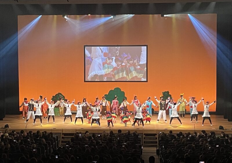 幼児クラスが学生さんたちの歓迎会に参加！　センチュリーホールで踊ってきました。