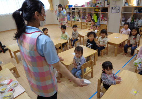 ２歳児ぱんだ組　「食育　トライフルパフェ作り」