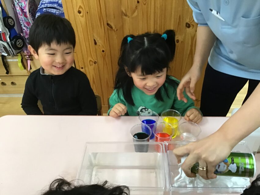 4月に入って天気が目まぐるしく変化する日が続いています。
子どもたちも雨が降ったり、止んだりしていることや雲の動きが速い事に
気づきました。
そこで・・先生が取り出したのは髭剃り用のフォーム!