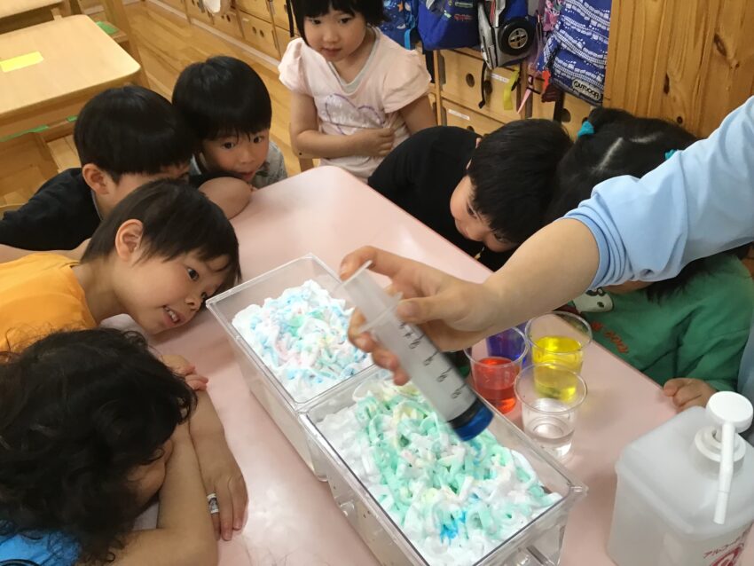 雨や雲等の自然現象を知る事の出来る大実験が始まりました！<br />
食紅を溶かした色水を雨に見立てて、泡の上に色を差し込んでいくと、<br />
思っていた以上に雲が厚く、なかなか空には辿り着きません。