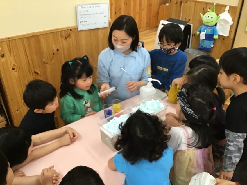 雨の色を足していくと重さで雨が落ちてくると、子どもたちも大喜び！<br />
雨が降る仕組みが分かって、ちょっぴり雨降りも楽しい気持ちになれた子どもたちでした♪