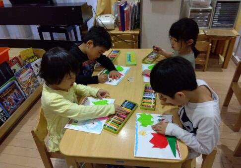 ５歳児くじら組　「折り紙上手にできるかな？」