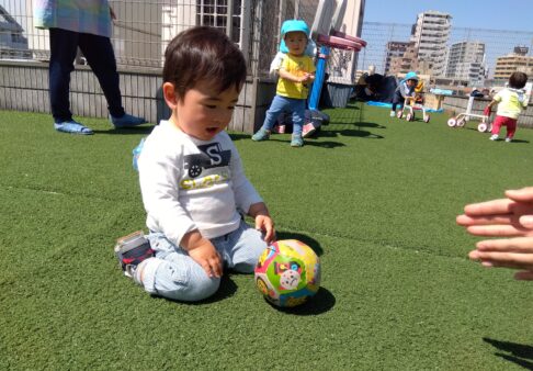 １歳児りす組　「はじめての屋上」