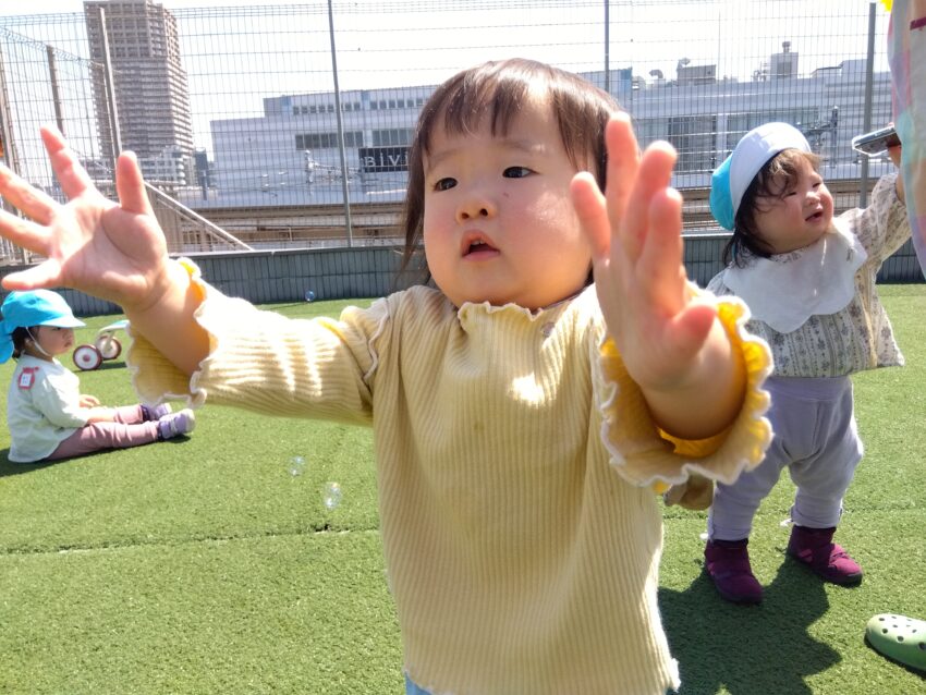 シャボン玉、つかまえた～✋