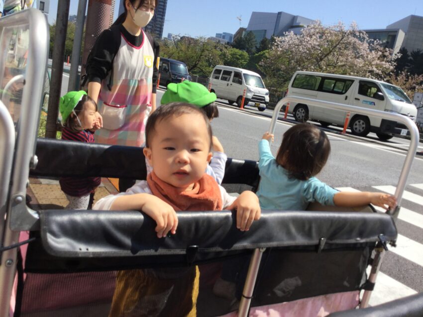 晴れている日には散歩にも出かけられるようになりました。
初めてのバギーに乗ってしっかり掴まって、お花をみたり、シャボン玉をしたり。
公園ではボールを使って遊びました。
