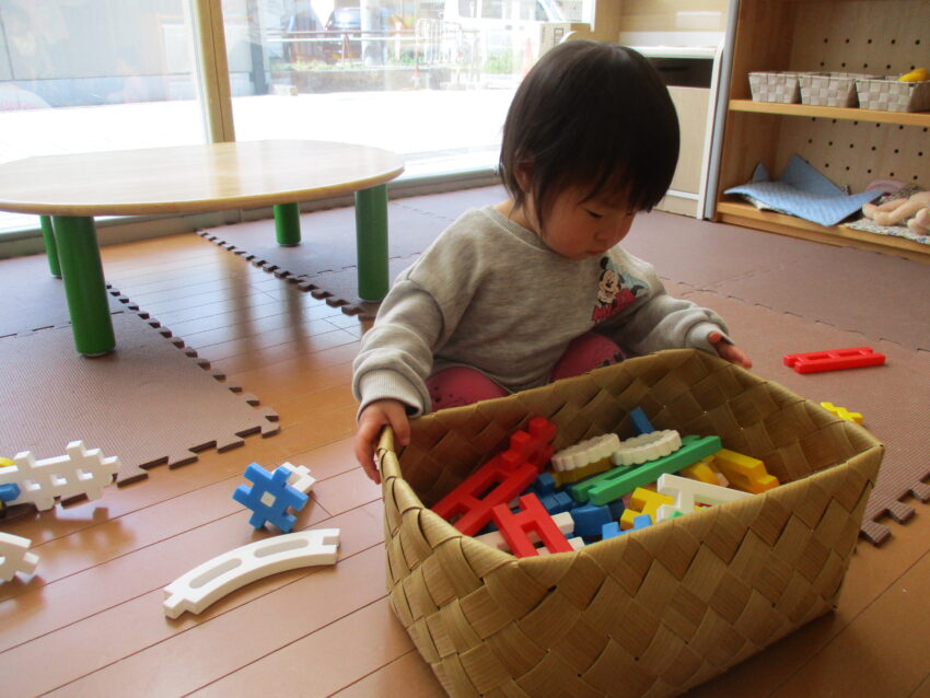 4月より新年度が始まり、一歳児は新入園児8名、進級児が6名で14名の子どもたちと共に過ごしていきます。

新しい環境に不安な気持ちもあり涙を流す姿は見られますが、保育者が抱っこをしたりスキンシップを取っていくと徐々に慣れて少しずつ笑顔も見られるようになりました！
また、様々な玩具に興味を示し、探索をしたり好きな遊びを見つけて遊んだりする姿が見られます。

お友だち同士での関わりも見られ、涙を流している子の側に行き、背中をさすったり頭を撫でたりしている微笑ましい姿も見られました！

これから一年間、子どもたちが安心して楽しく過ごすことが出来るように保育を行ってまいります。

