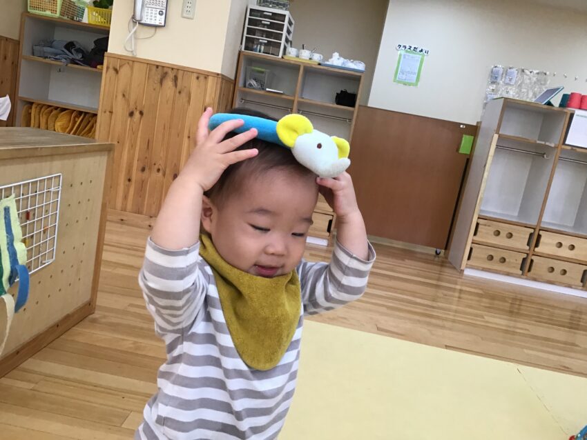 市ヶ谷保育園は1歳児から入園できる保育園です。
今年度も新入園児のお友だちの園生活が始まりました。
少しずつ保育園の玩具にも興味を持って遊べるようになってきました。