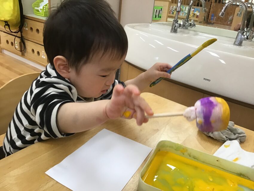 初めての造形遊びにも挑戦！
絵の具をぽんぽん叩いてつけるのがとっても楽しかったようで
何度も繰り返していました。
これからも一緒に楽しい経験を共感しながら個々の好きな遊びを見つけて、
園生活が楽しめるようにしていきたいです☆