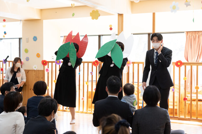 先生方の出し物をじっと見つめる子どもたち。
一緒にちゅうりっぷの歌やちょうちょうの歌を歌いました♪
保育園生活で楽しい行事や活動もパネルを使って教えてもらいました。
帰りには本物のちゅうりっぷのお花をもらって手に持つ姿がとても可愛らしかったです。
これからの保育園生活の中で保護者の皆様と、子どもたち、そして職員全員で幸せな瞬間が多く感じられるようにしていきたいです☆☆☆