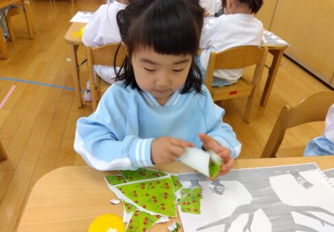 ３歳児　ほし組「ふれあい遊びと糊のワーク」