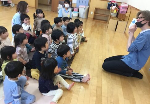 ２歳児　たいよう組「英語教室に参加したよ！」