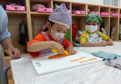 5歳児　食育活動〜にんじんの皮むき〜